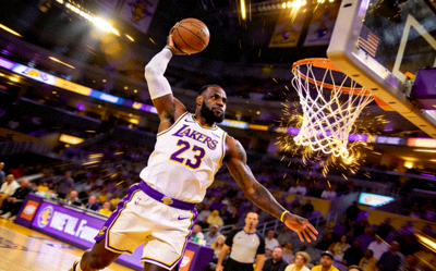 篮球运动员勒布朗詹姆斯在NBA比赛中扣篮瞬间